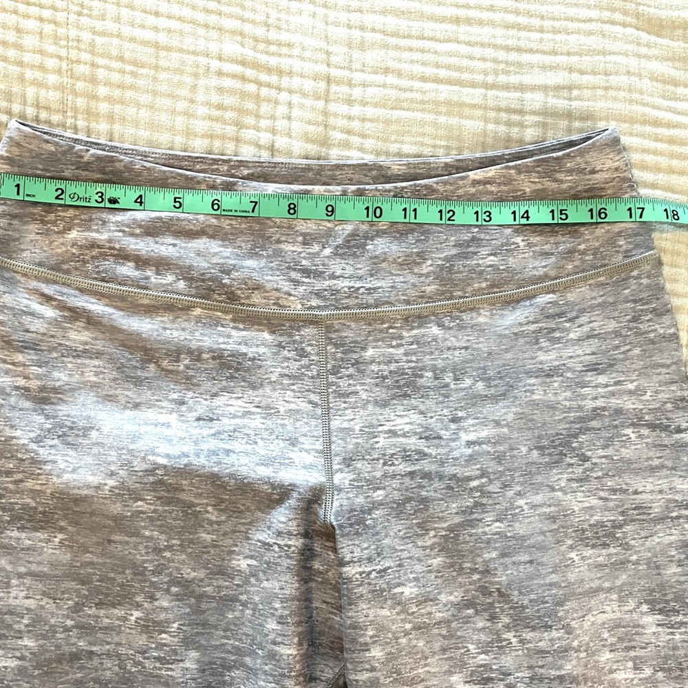 Gray & white Pelaton workout capri pants, size XL - Picture 4 of 6